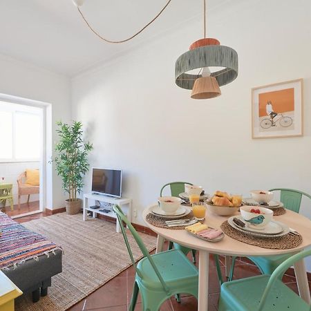 Central & Sunny 2Br Apt Near Beach, By Timecooler 세투발 외부 사진