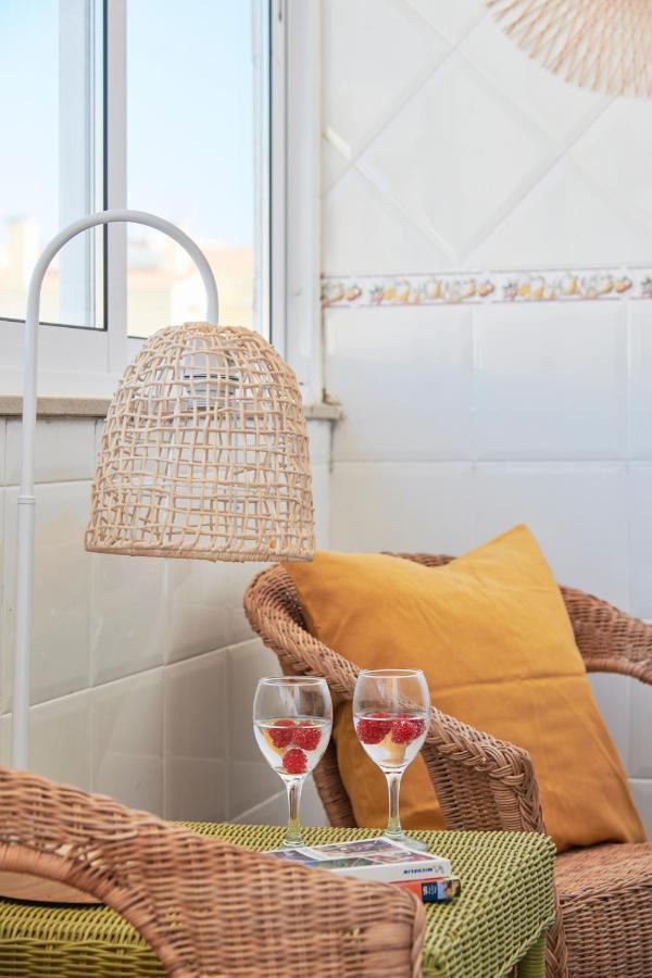 Central & Sunny 2Br Apt Near Beach, By Timecooler 세투발 외부 사진