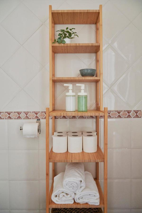 Central & Sunny 2Br Apt Near Beach, By Timecooler 세투발 외부 사진
