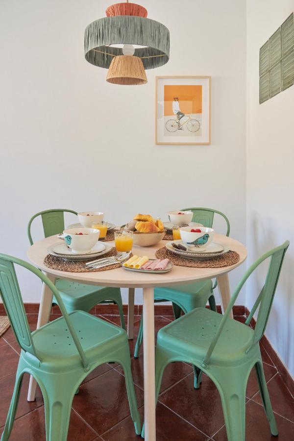 Central & Sunny 2Br Apt Near Beach, By Timecooler 세투발 외부 사진