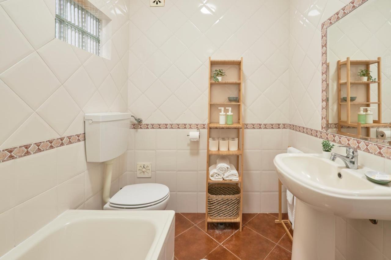 Central & Sunny 2Br Apt Near Beach, By Timecooler 세투발 외부 사진