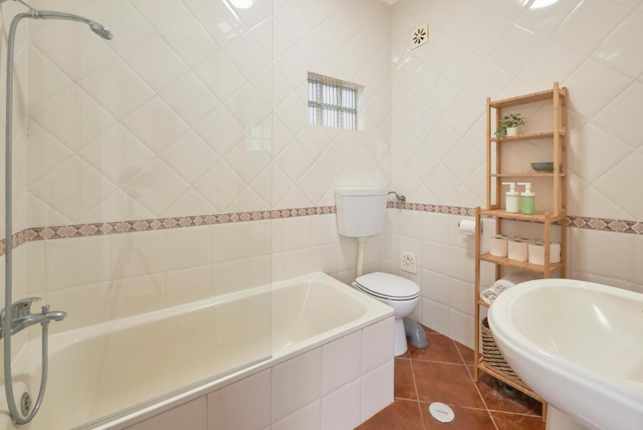 Central & Sunny 2Br Apt Near Beach, By Timecooler 세투발 외부 사진